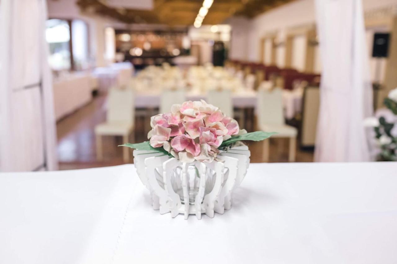 Uniqhotel Cesky Sternberk Bagian luar foto