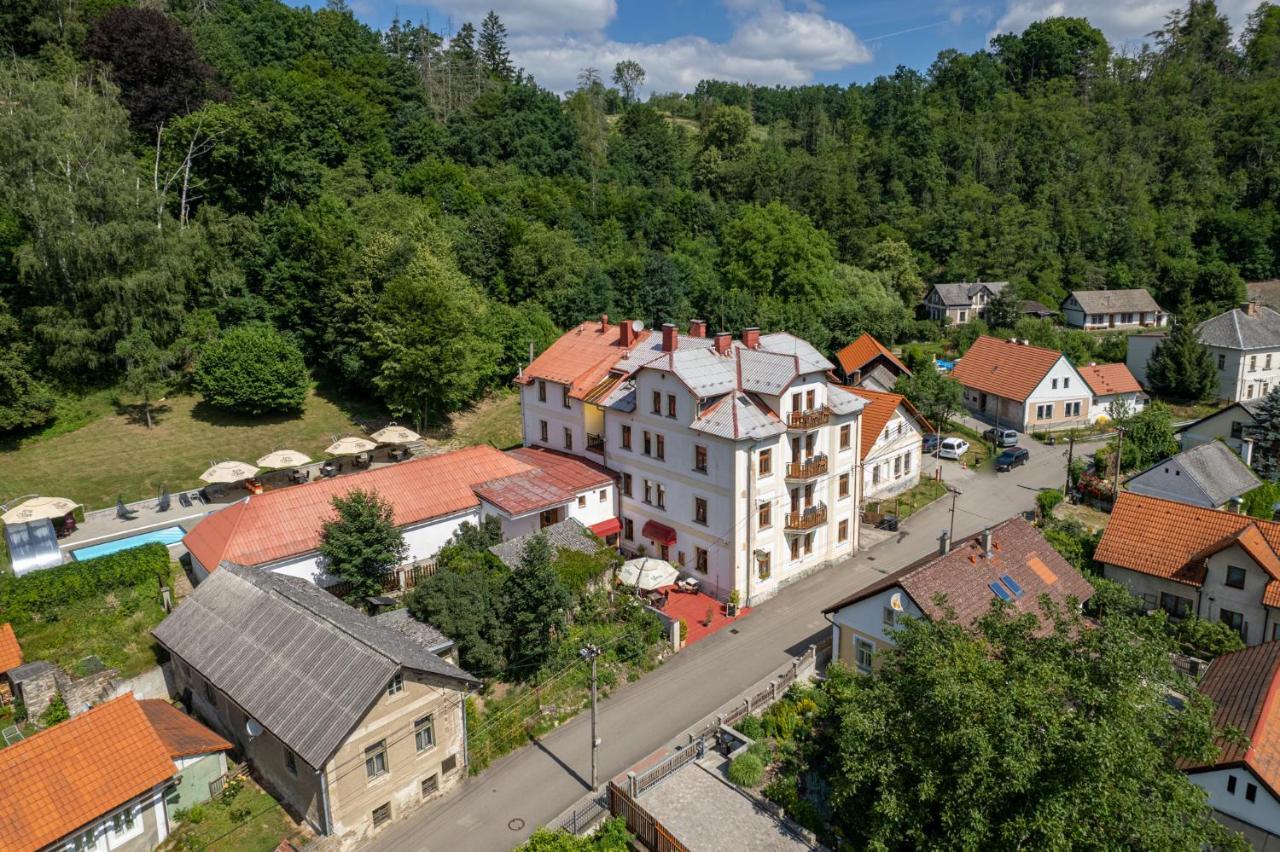 Uniqhotel Cesky Sternberk Bagian luar foto
