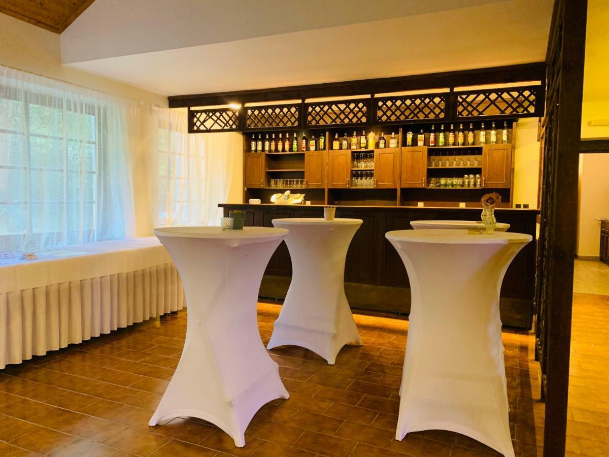 Uniqhotel Cesky Sternberk Bagian luar foto